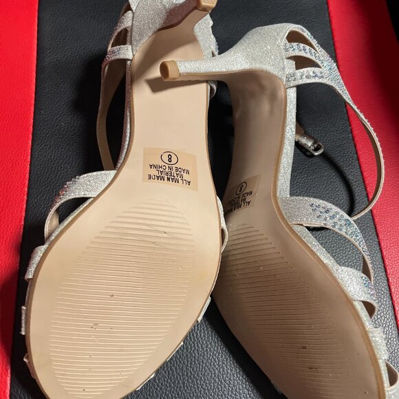 Silver Heels - Picture 2 of 3